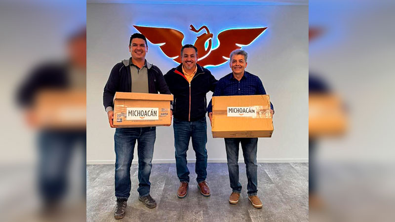 Fuerza Naranja sigue creciendo en Michoacán, Víctor Manríquez entrega primer paquete de afiliaciones en CDMX 