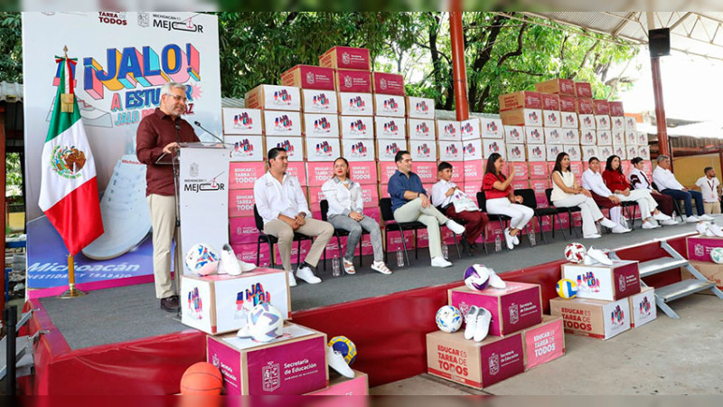 Arranca Bedolla tercera dotación de tenis a estudiantes de secundarias 