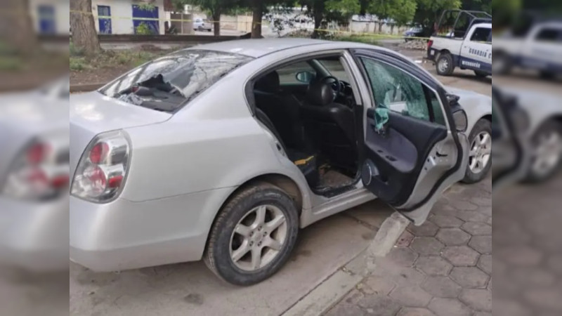Balacera en Apatzingán: civiles armados atacan a la Guardia Civil Michoacán y abandonan vehículos baleados 