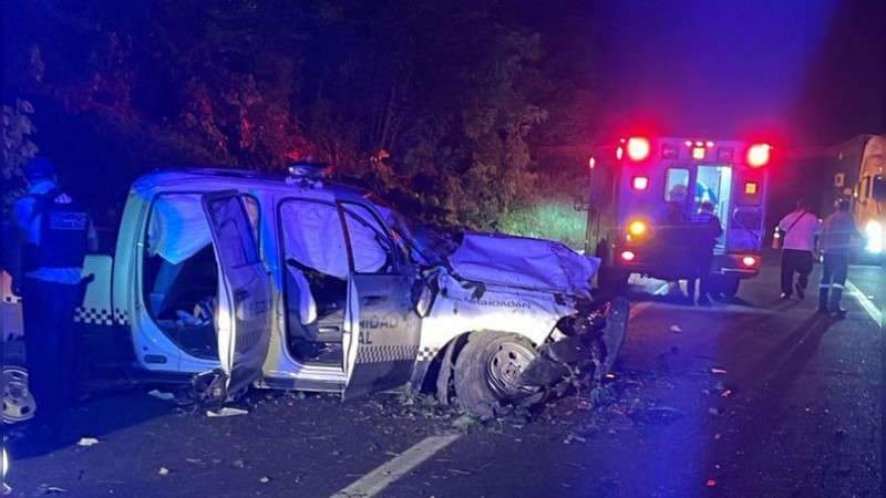 Camioneta de la Guardia Civil se estrella en la Siglo XXI; hay una oficial herida 