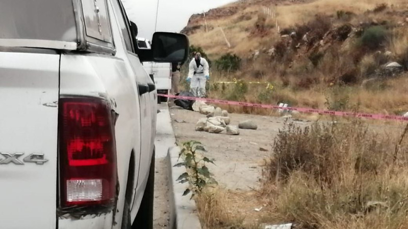 Pobladores de Indaparapeo localizan cuerpo desmembrado y cartulina con mensaje, a metros de la carretera Morelia - Maravatío, Michoacán 