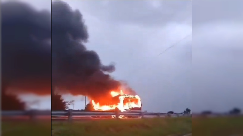 Bloqueos y tensión en Zinapécuaro, Michoacán, tras detenciones a manos de la GN; incendian vehículos en carretera y Autopista de Occidente 
