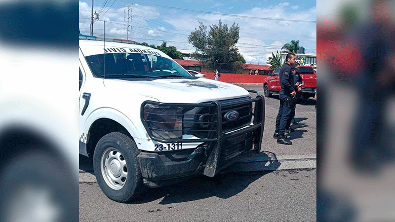 Detienen a sujeto que amenazó con armas de fuego a un motociclista tras un percance vial, en el libramiento de Morelia 