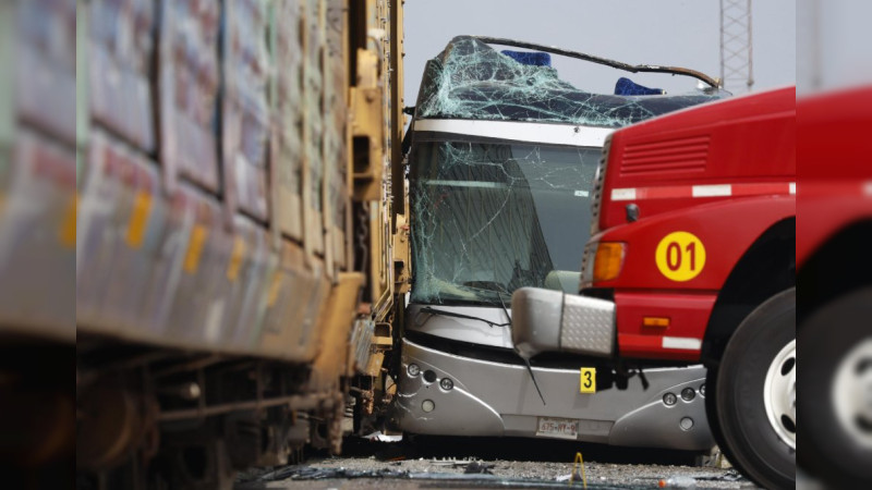 Se escondía en Morelia chofer de autobús que mató a 10 personas por intentar ganarle al tren en Atlacomulco: Autoridades de Michoacán y Edomex lo ubican y detienen 
