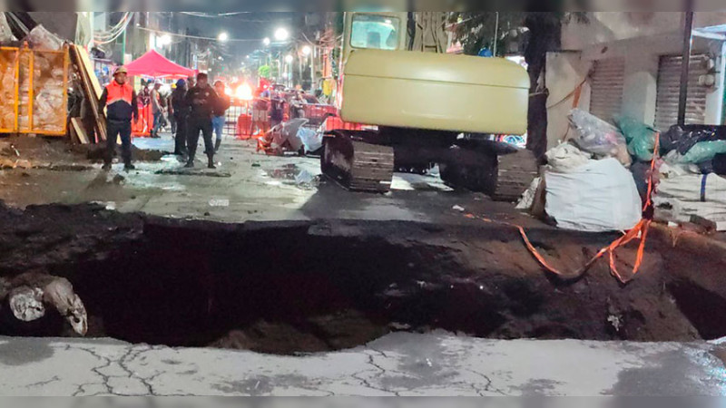 Socavón de gran magnitud en CDMX, obliga a evacuar tres casas por reblandecimiento de terreno 