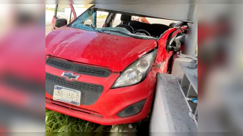 Auto choca contra puente peatonal en Paseo de la República del municipio de Querétaro 