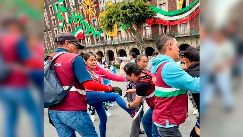 Se registra riña entre comerciantes y personal de gobierno en el zócalo de la CDMX; el saldo de esta fue de 8 personas lesionadas 