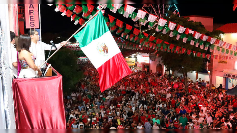 Más de 10 mil almas gritaron ¡Viva México! junto al presidente Pablo Varona en Huetamo, Michoacán 