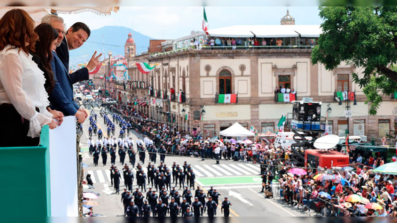 En Morelia, miles de familias disfrutaron con alegría y paz el desfile por la Independencia de México 