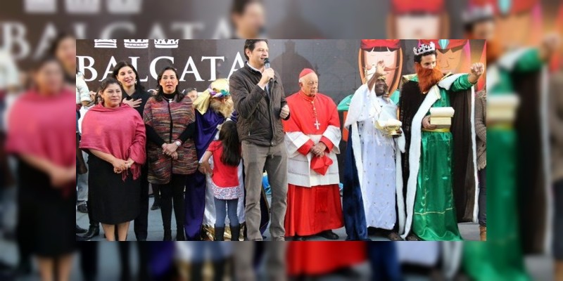 Desfilan Reyes Magos en Morelia 