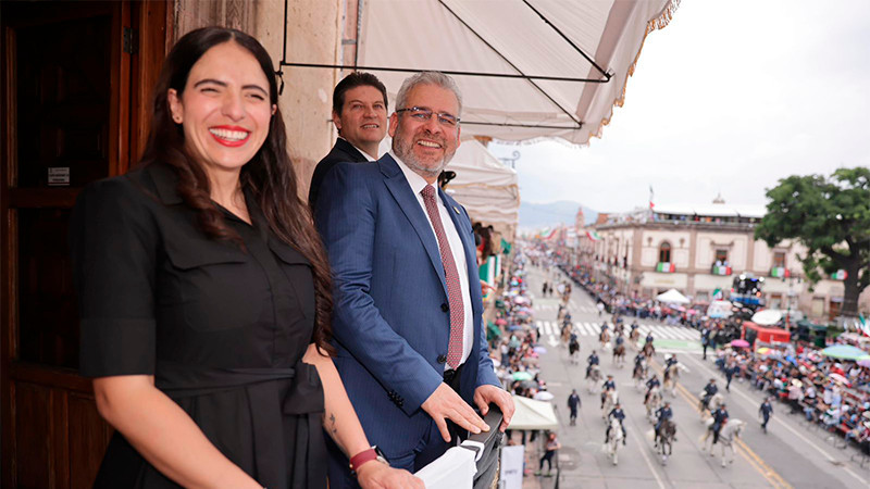 Con desfile presidido por Bedolla, miles de familias celebran el 215 Aniversario de la Independencia 