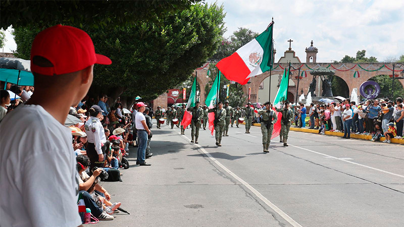 Con saldo blanco y en ambiente festivo concluyen desfiles por el 215 Aniversario de la Independencia en Michoacán 