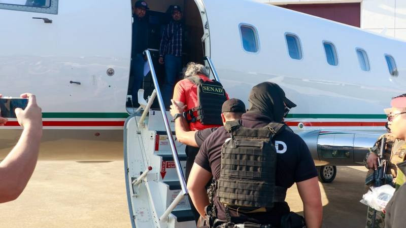 Arribo de Hernán "N" a México se retrasa; avión hace escala en Colombia para después aterrizar en Chiapas 