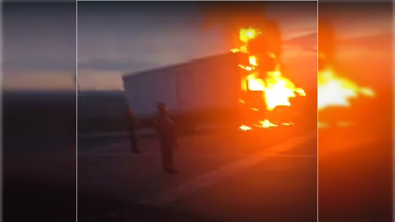 Escalan protestas por desaparecidos de Peribán, Michoacán: incendian vehículos en la carretera a Tocumbo para exigir su aparición 