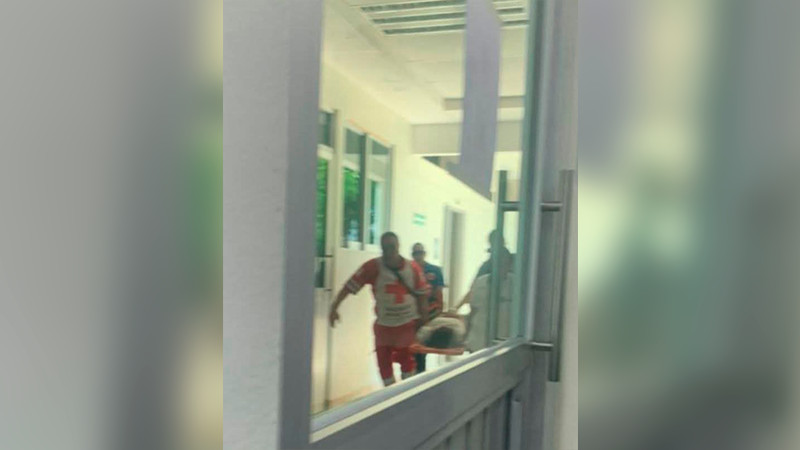 Atienden a jóvenes estudiantes intoxicadas tras ingerir sustancia desconocida 