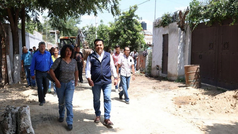 Luis Nava supervisa rehabilitación de calles en San Juan del Río, Querétaro 