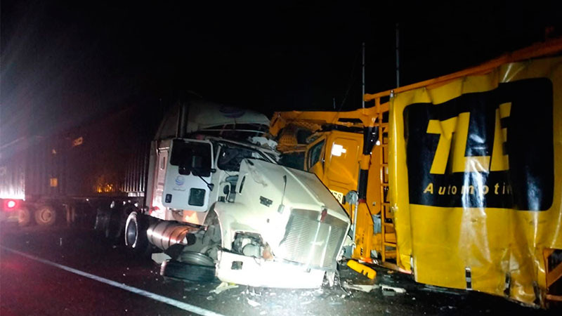 Choque entre tráileres en la autopista Siglo XXI, deja dos heridos y daños materiales 