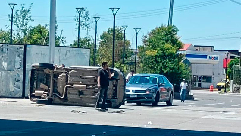 Automóvil termina volcado tras colisionar con otra unidad en Paseo 5 de Febrero del municipio de Querétaro 
