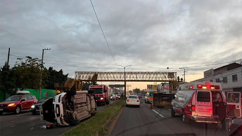 Vuelcan combi y automóvil tras chocar en la carretera Morelia-Salamanca; no se reportan víctimas 