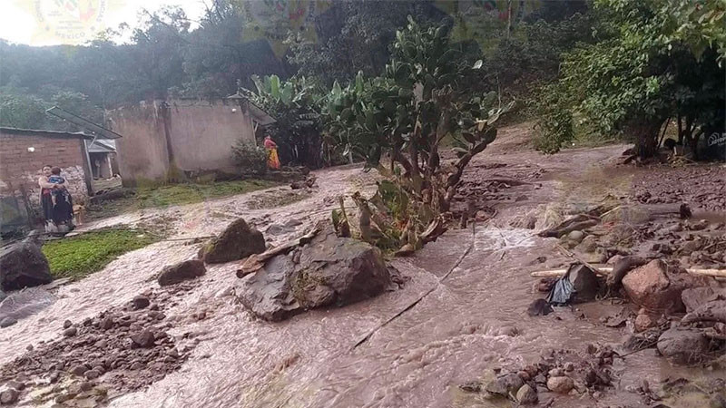 Pareja pierde la vida, al quedar sepultada su vivienda tras deslave en Nayarit 