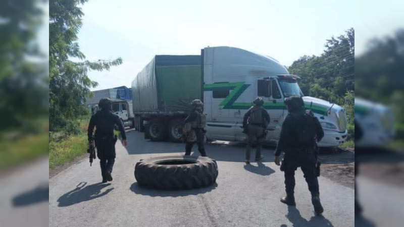 Militares y comando armado protagonizan persecución en Tierra Caliente: Con ponchallantas y vehículos bloquearon la carretera Apatzingán - Tepalcatepec, Michoacán 
