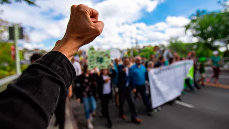 Protestas juveniles en Perú dejan heridos y denuncias de represión a la prensa 