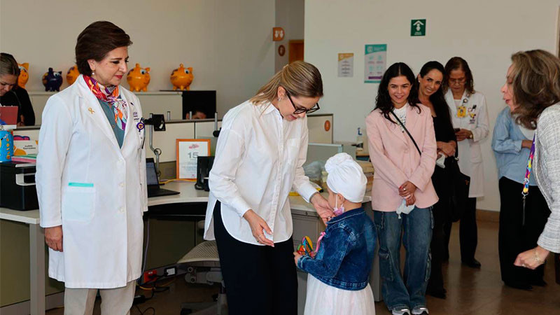 Recorre Car Herrera instalaciones del HITO, hospital del Teletón en Querétaro 