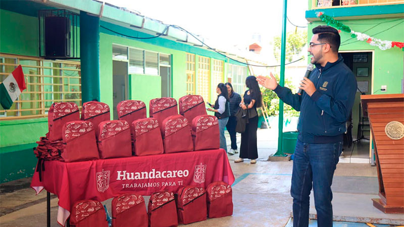 Alexis Velázquez encabeza entrega de más de 1,500 mochilas a estudiantes de Huandacareo 