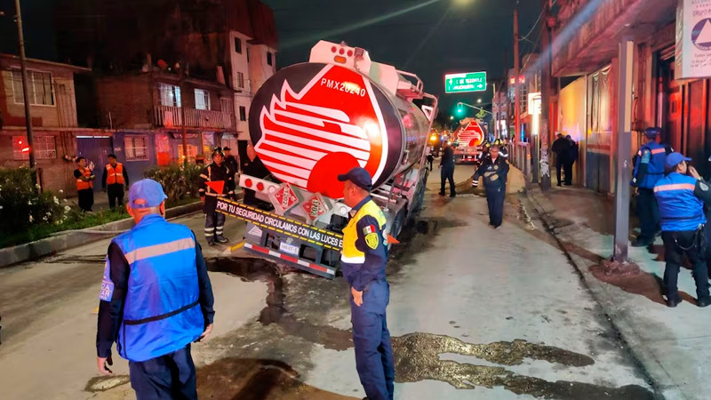 Pipa de Pemex cae en socavón en Iztacalco; transportaba 20 mil litros de diésel 