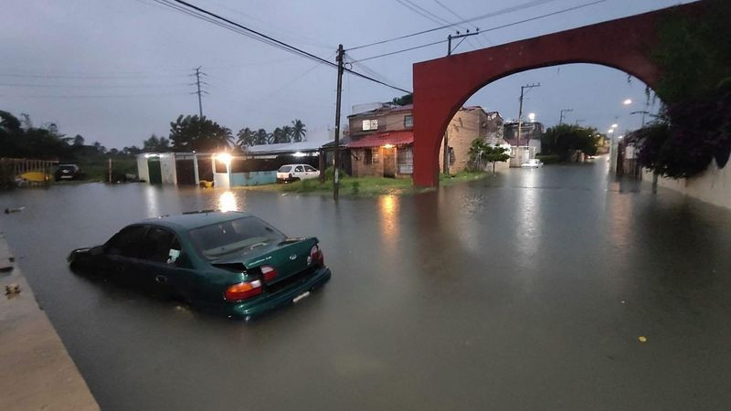 Lluvia intensa en Acapulco deja inundaciones de hasta metro y medio 