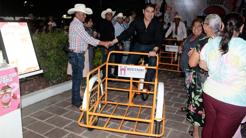 Contribuye el presidente Varona con los comerciantes de Huetamo, Michoacán 