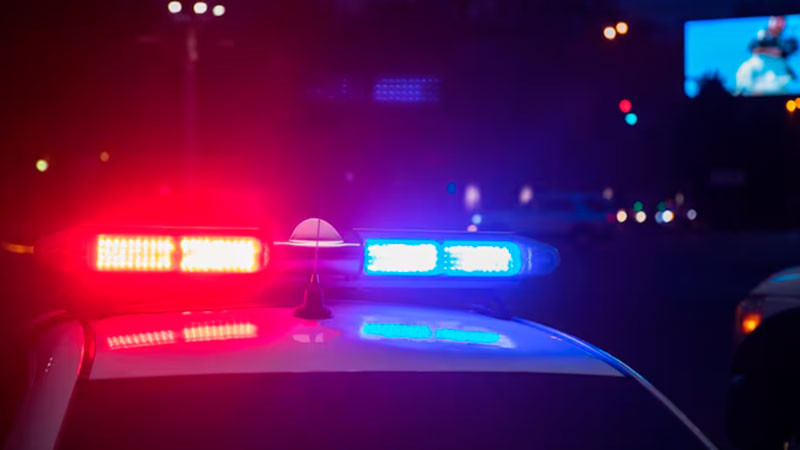 Elemento de la Policía Municipal impacta su patrulla contra un poste luego de quedarse dormido al volante en Puebla 