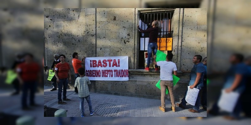 Contra el gasolinazo, ciudadanos 'clausuran' Congreso y Palacio de Gobierno de Jalisco 