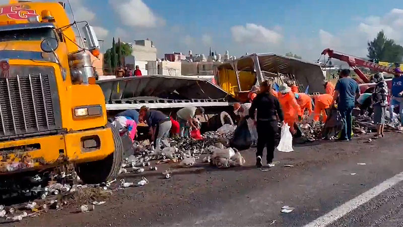  Vuelca tráiler con cerveza en la autopista México-Pirámides; personas roban la mercancía 