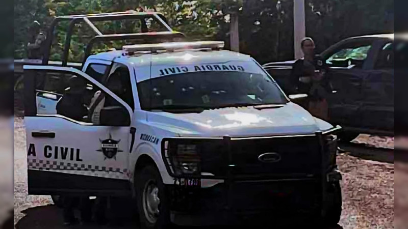 Agresión de comando armando a policías en Tiquicheo, Michoacán, deja un atacante muerto; el resto logra huir dejando un policía herido 