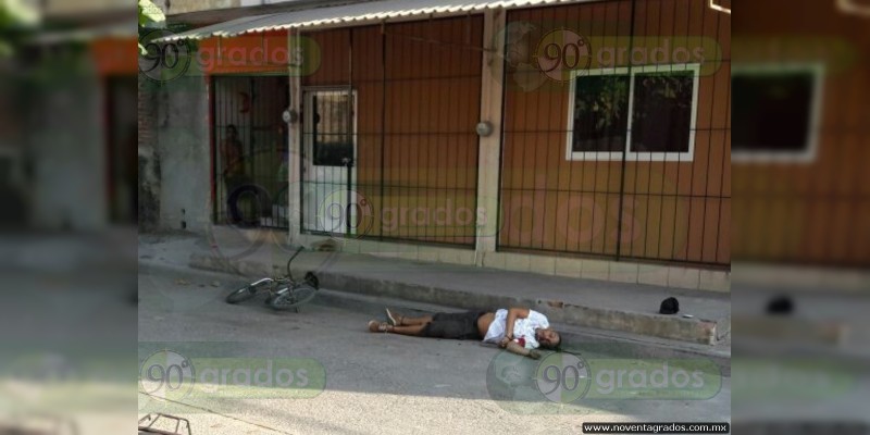Motosicarios ejecutan a sujeto en calles de Lázaro Cárdenas, Michoacán - Foto 0 