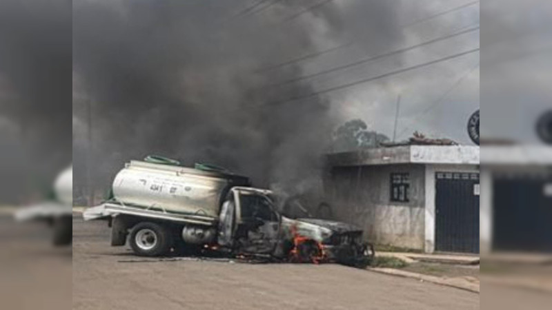 Queman vehículos sobre la carretera Erongarícuaro–Pátzcuaro, Michoacán  