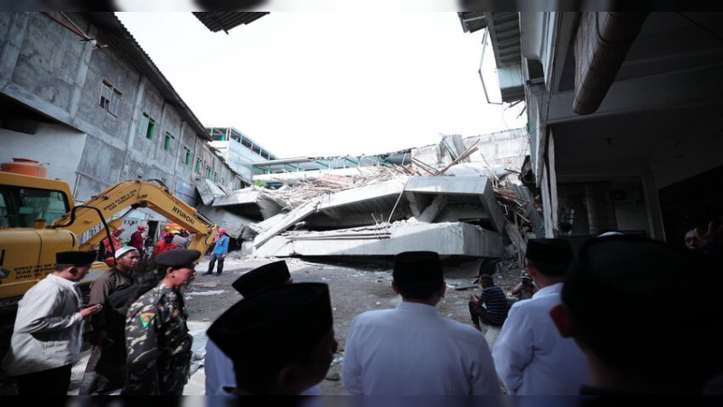 Tragedia en Indonesia: colapso de colegio provoca la perdida de una vida y desapariciones 