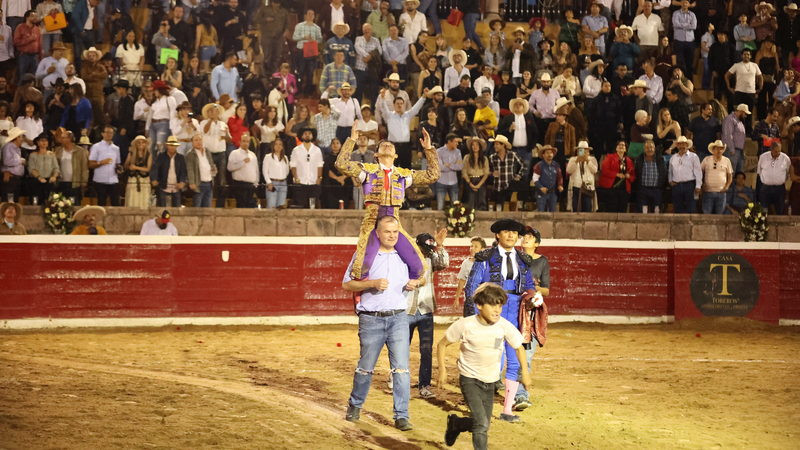 Isaac Fonseca a hombros en San Miguel El Alto, Jalisco 
