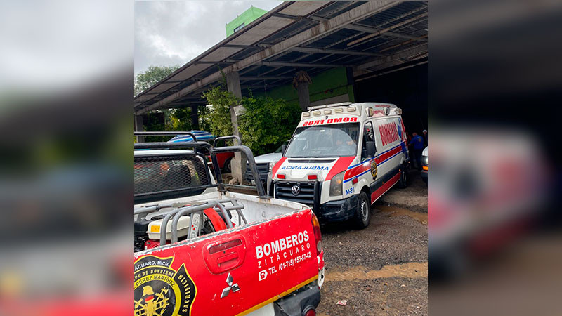 Bomberos de Zitácuaro, Michoacán rescatan a hombre que se intoxicó con solventes 