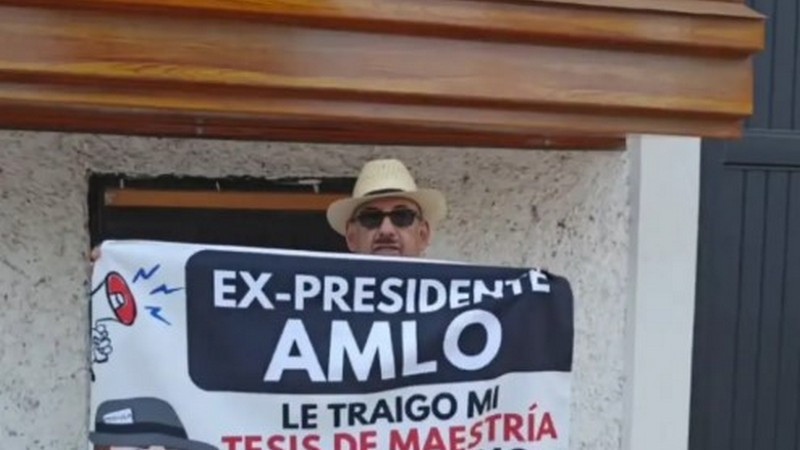Lord Molécula va al rancho "La Chingada" para presumir su tesis de maestría a AMLO; no lo recibieron 