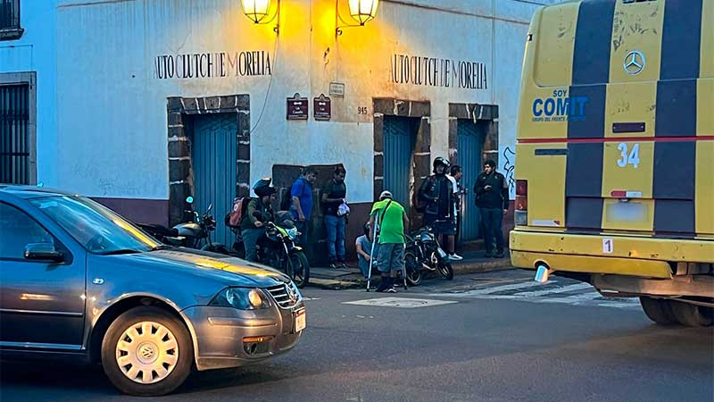 Motociclista es atropellado por sedán en el Centro Histórico de Morelia 