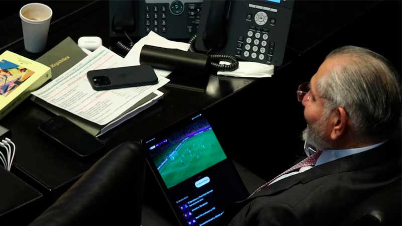 Adán Augusto López es captado viendo futbol durante comparecencia del secretario de Hacienda 
