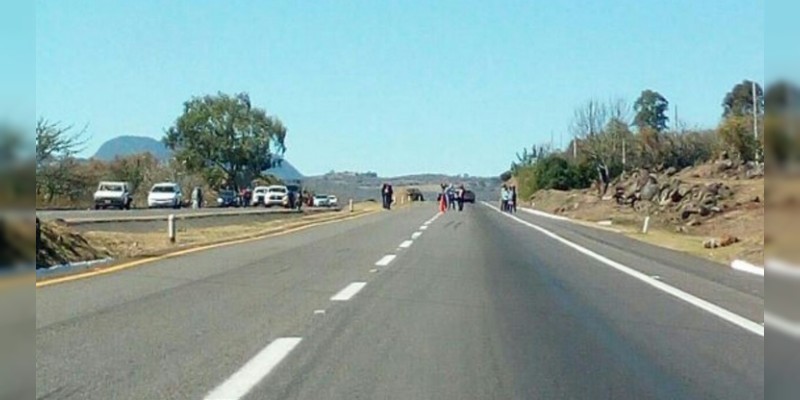 Bloquean normalistas la carretera Morelia - Pátzcuaro 