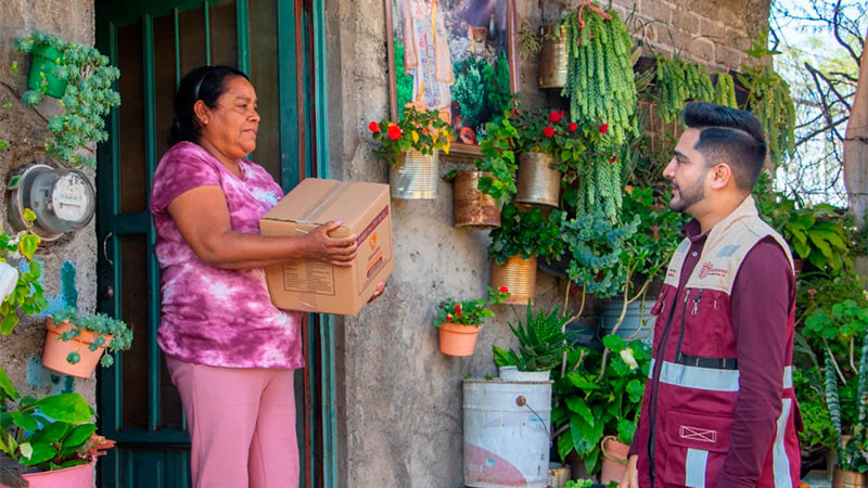  Alexis Velázquez entrega apoyos alimentarios a familias afectadas por lluvias en Huandacareo, Michoacán  