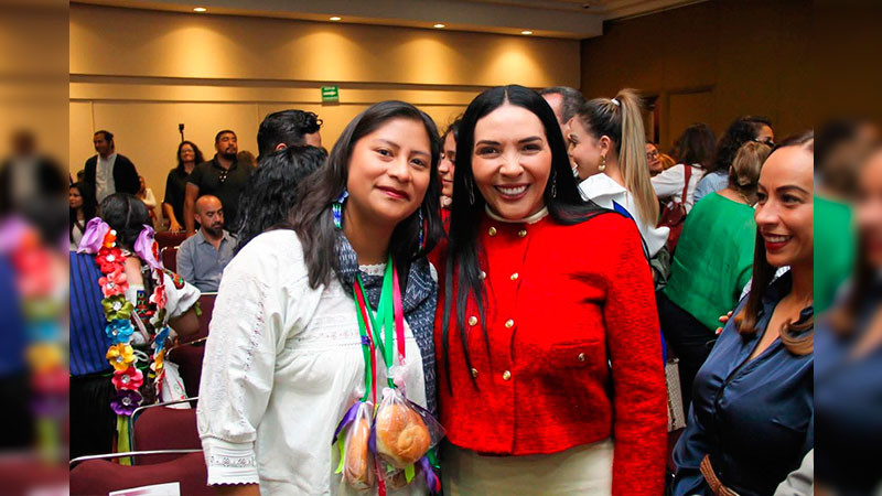 Adriana Campos Huirache destaca el valor de visibilizar la voz de las mujeres en la política libro “MujerEs Michoacán" 