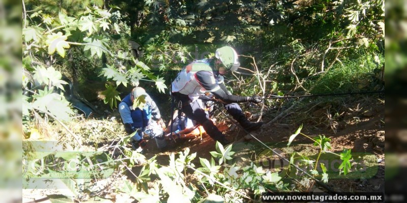 Presuntamente ebrios se salen del camino y caen a barranco en Uruapan, Michoacán 
