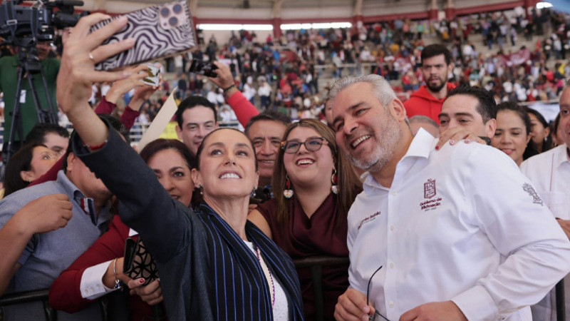 Bedolla acompaña a Sheinbaum en su festejo por el primer año de gobierno 