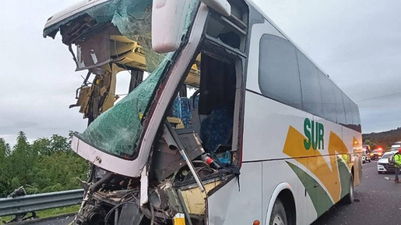 Autobús de pasajeros se estrella con tráiler en la México-Cuautla; hay 16 lesionados 