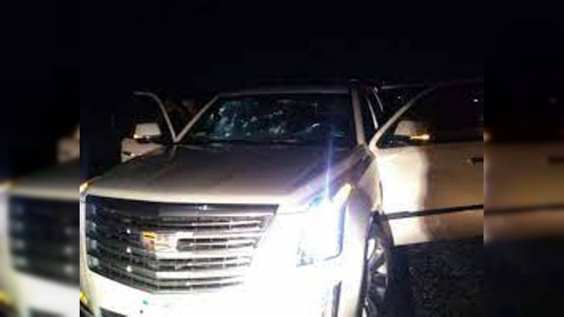 Pareja es acribillada dentro de camioneta de lujo en Salvador Escalante, Michoacán; la unidad terminó estrellada contra un muro 